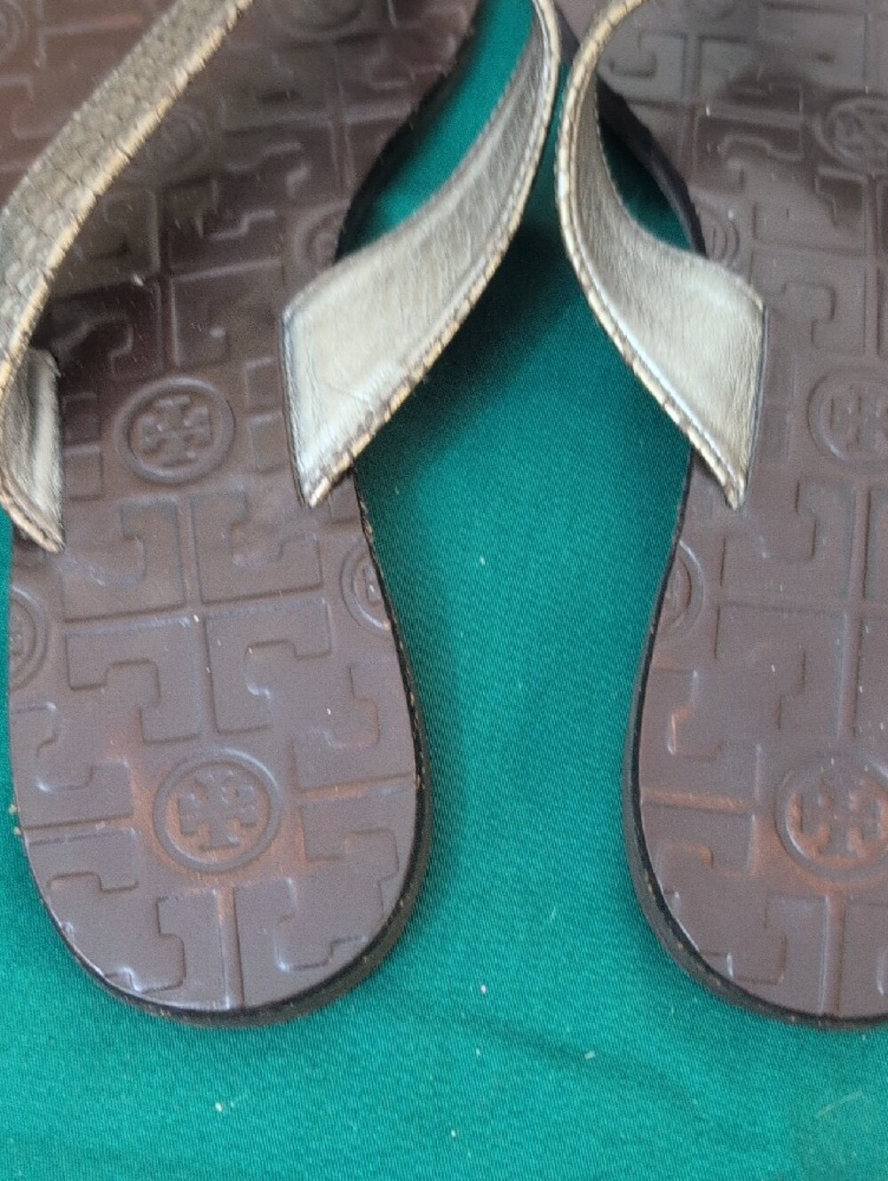 Tory Burch Metallic Gold Snake-Effect Logo Thong Sandals - Picture 4 of 5